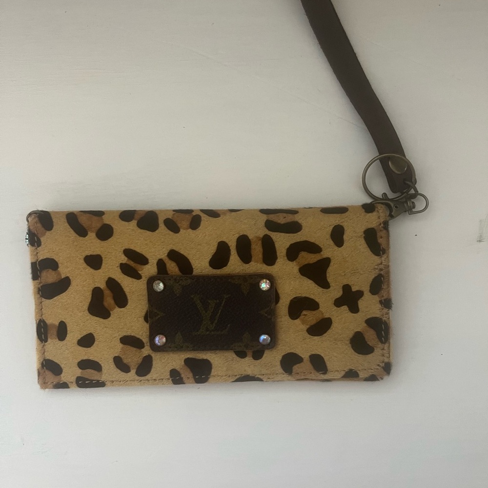Refurbished wallet LV
